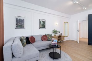 TV - Długa 48 | Elegant Apartment | Desk (Kraków)