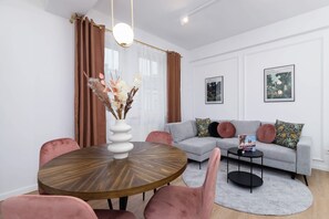 Interior - Długa 48 | Elegant Apartment | Desk (Kraków)