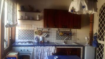 KĂŒhlschrank, Herdplatte, Wasserkocher mit Kaffee-/Teezubehör