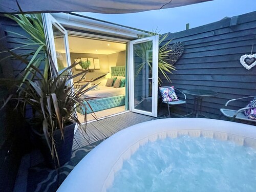 A Hidden Gem With Private Hot Tub and Garden