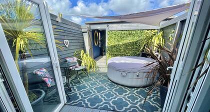 A Hidden Gem With Private Hot Tub and Garden