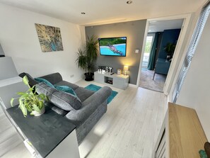 Smart TV, books, music library - A Hidden Gem With Private Hot Tub and Garden (Bournemouth)