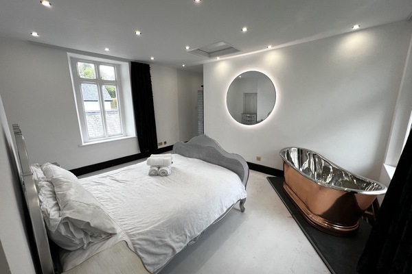 Luxury Apartment | Blackout drapes, soundproofing, iron/ironing board (on request)