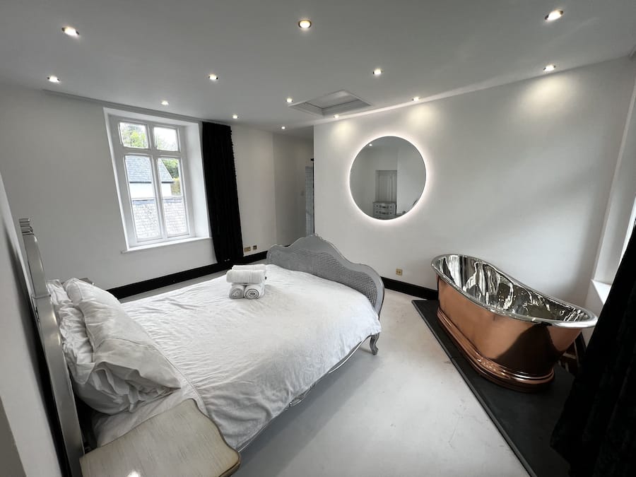 Luxury Apartment | Blackout curtains, soundproofing, iron/ironing board (on request)
