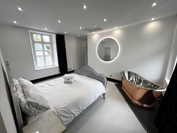 Luxury Apartment | Blackout curtains, soundproofing, iron/ironing board, free WiFi