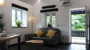 Apartamento luxo, 1 cama King, vista para o jardim | Área de estar