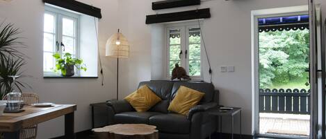Deluxe Apartment, 1 King Bed, Garden View | Living area
