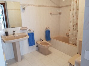 Douche, sèche-cheveux, bidet, serviettes fournies