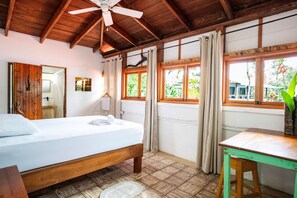 Comfort kamer, 1 twee- of 2 eenpersoonsbedden, uitzicht op zee | Individueel gedecoreerd, een bureau, een laptopwerkplek, gratis wifi