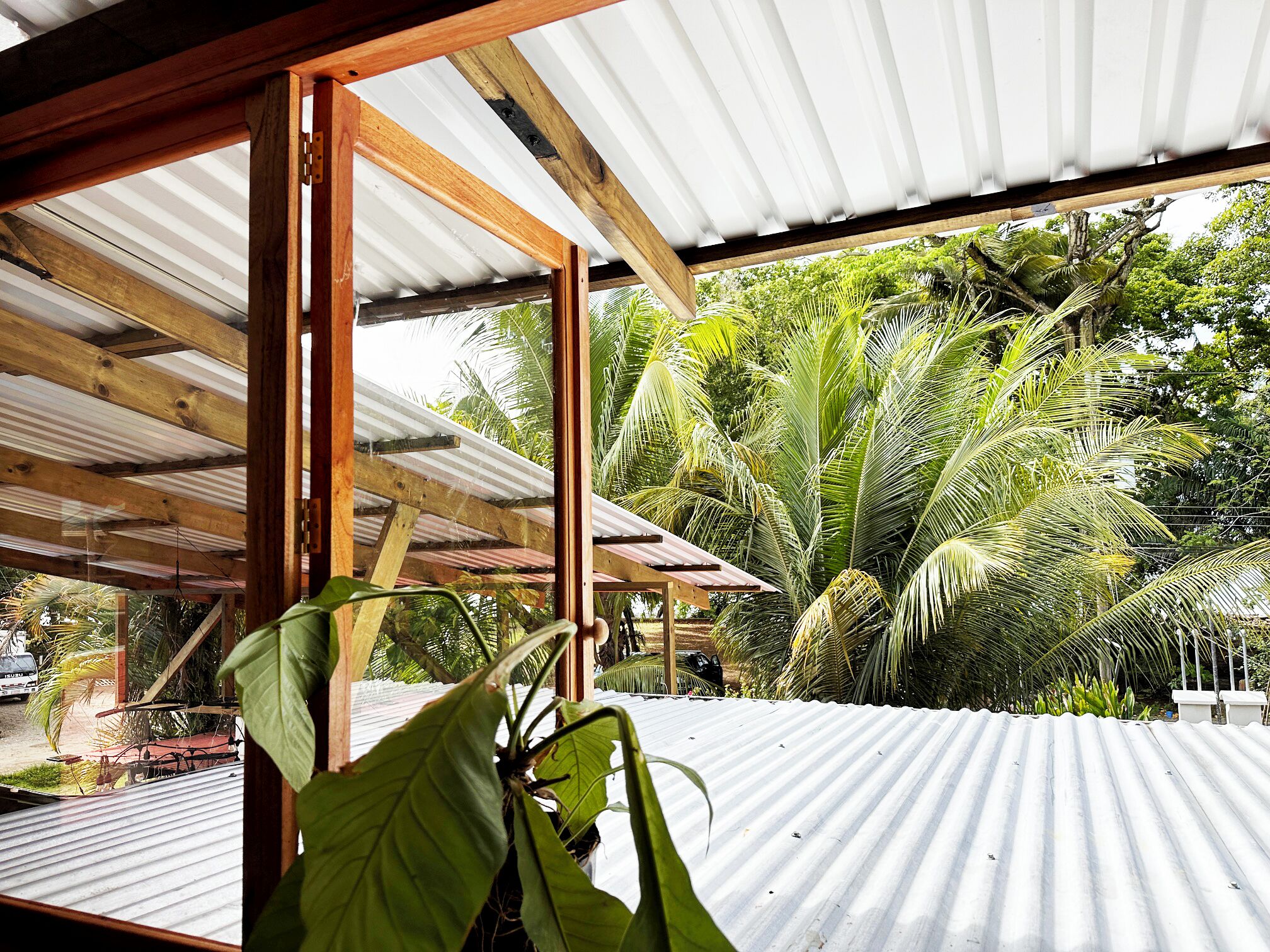 Kamar Triple Comfort | Didekorasi berbeda-beda, meja kerja, dan ruang kerja ramah laptop