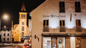 A building with a sign reading "Hotel Prachen" at night. - Hotel Prácheň (Horazdovice)