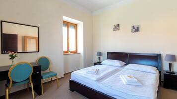 Economy Suite | Desk, laptop workspace, free WiFi, bed sheets