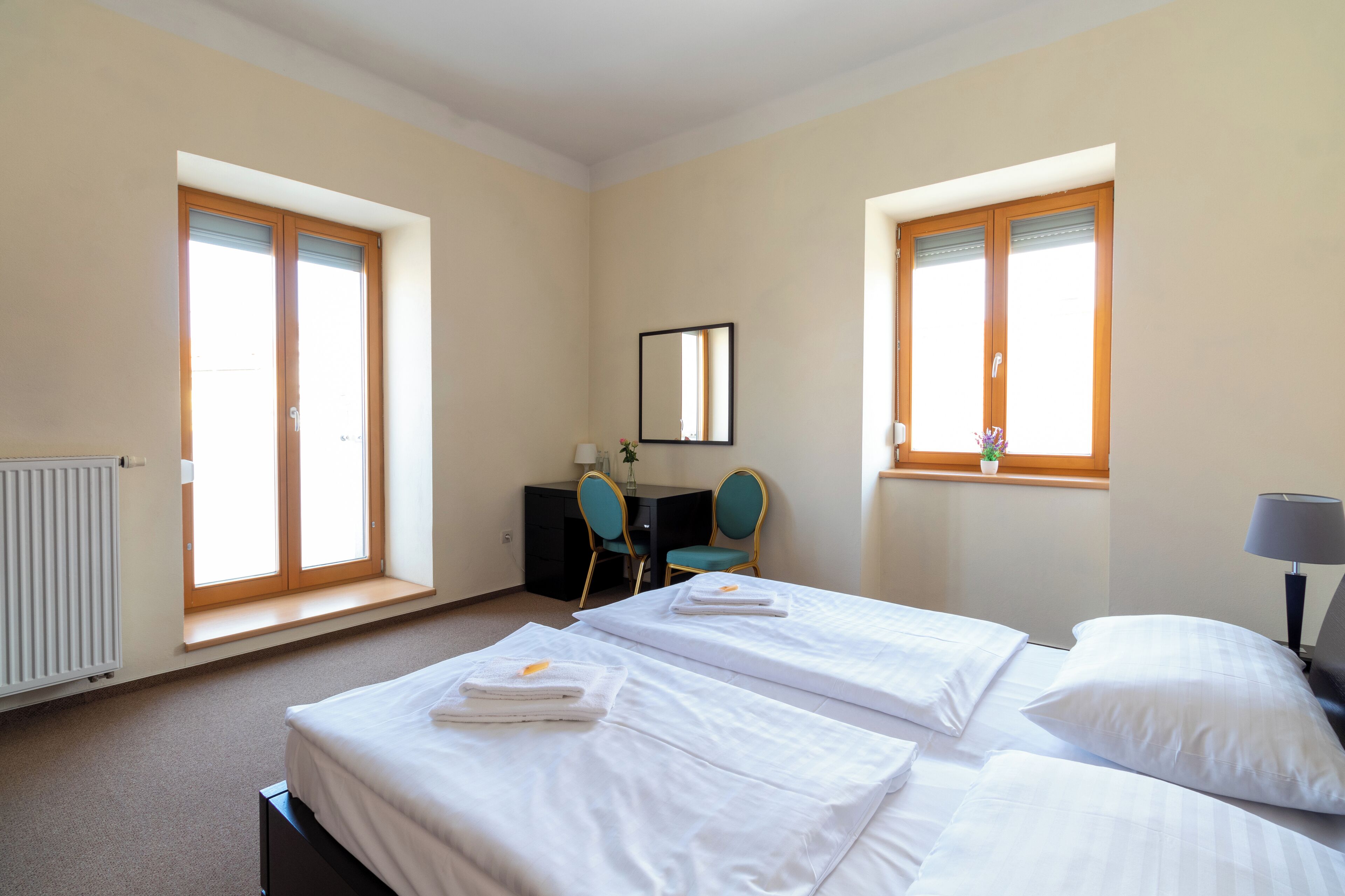 Suíte econômica | Escrivaninha, espaço de trabalho para notebook, Wi-Fi de cortesia