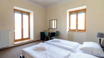 Economy Suite | Desk, laptop workspace, free WiFi, bed sheets