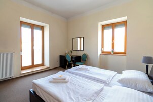 Suíte econômica | Escrivaninha, espaço de trabalho para notebook, Wi-Fi de cortesia