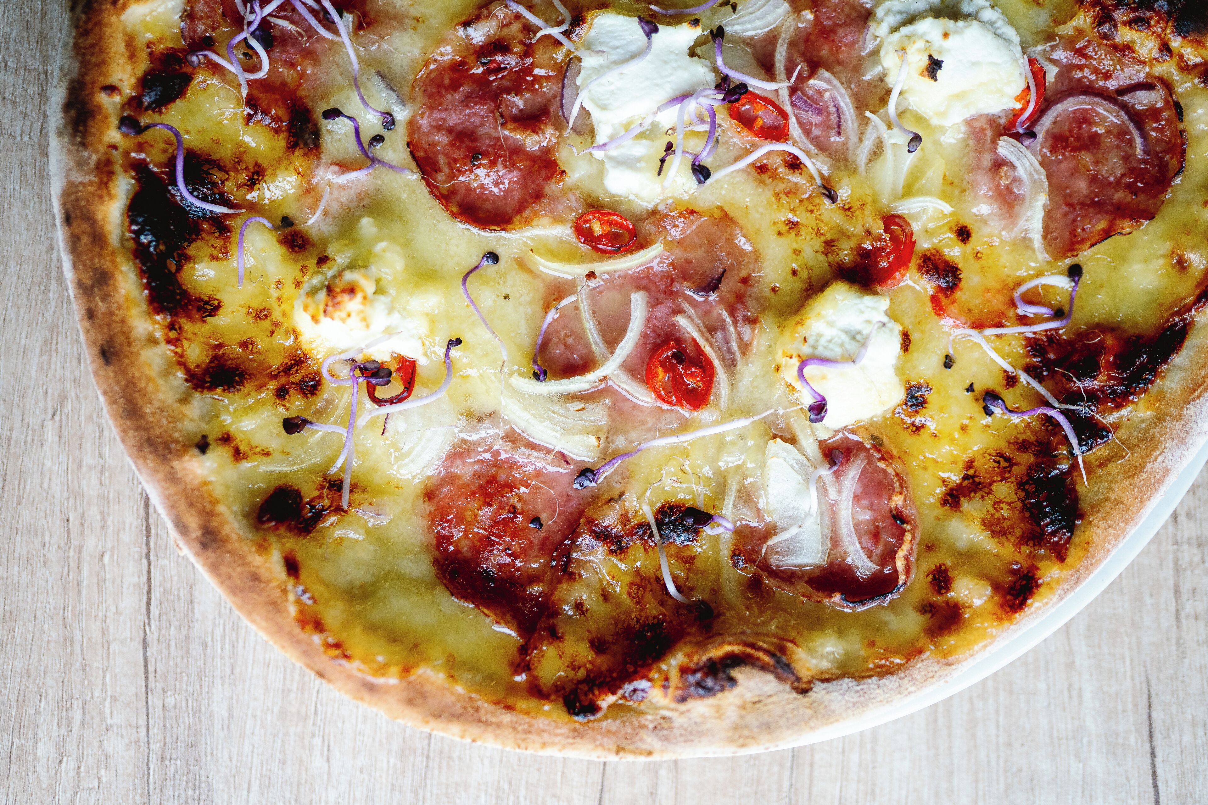 Pizza met diverse toppings.