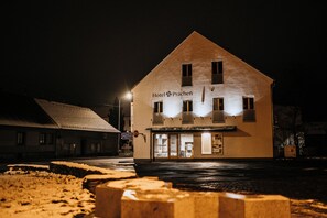 A hotel with a simple, modern design, featuring a prominent entrance and a sign that reads "Hotel Prächen." - Hotel Prácheň (Horazdovice)