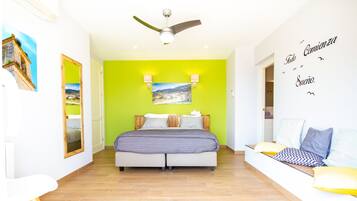 1 slaapkamer, een kluis op de kamer, een bureau