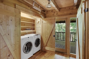 Interior - Paradise Glenn, Huge Cabin, Hot Tub, Game Room, $560 FREE tickets each paid day! (Sevierville)