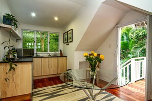 Deluxe Twin Room | Private kitchenette | Coffee/tea maker