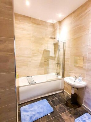 Apartment, 2 Queen-Betten | Badezimmer | Duschwanne, Komfortbadewanne, Haartrockner, Handtücher