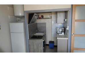 Een koelkast, een microgolfoven, een oven, een kookplaat