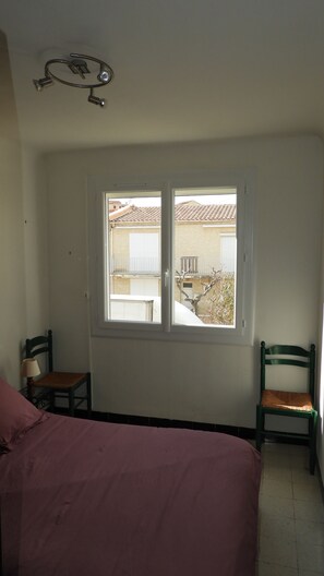 2 dormitorios, cuna de viaje, ropa de cama