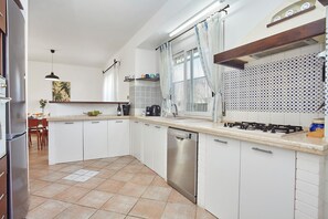 ثلاجة، موقد طهي مسطح، مائدة طعام