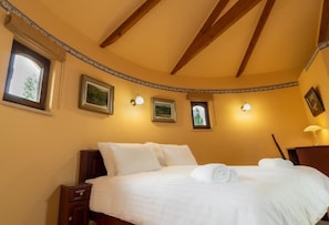 Grand Villa | Egyptian cotton sheets, premium bedding, blackout drapes, soundproofing - La Hacienda  (Vilvoorde)