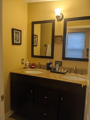 Jetted bath, hair dryer, towels, soap - Cozy Historic Brick Exposed Town house with Rooftop Deck overlooking Balt Harbor (Baltimore)