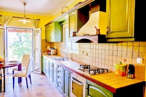 Fridge, oven, stovetop, cookware/dishes/utensils