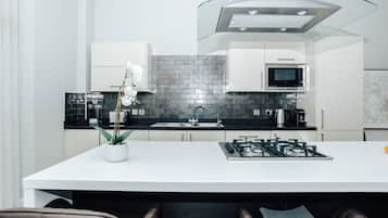 Kjøleskap, ovn, brødrister og kjøkkenutstyr