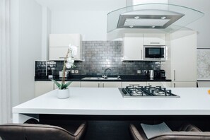 Réfrigérateur, four, grille-pain