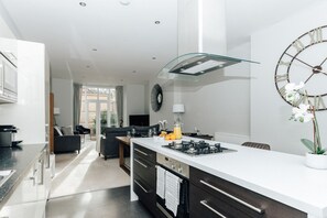 Réfrigérateur, four, grille-pain