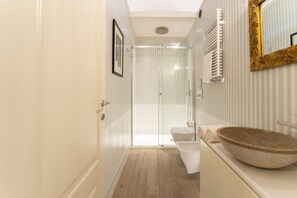 Dusche, Haartrockner, Bidet, Handtücher