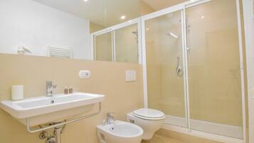 SĂšche-cheveux, serviettes fournies, savon, shampoing