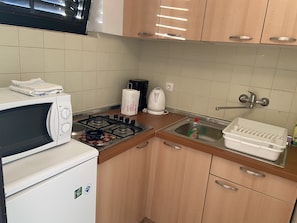 Fridge, microwave, coffee/tea maker, cookware/dishes/utensils - Attractive studio apartment by the sea (Petrčane)