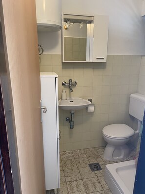 Haartrockner, Handtücher, Seife, Toilettenpapier