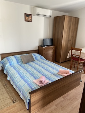 1 bedroom, free WiFi, bed sheets