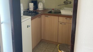 Kaffetrakter/tekoker, kjøleskap, mikrobølgeovn og kjøkkenutstyr