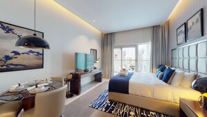 Een 55-inch flatscreentelevisie met kabelzenders en een televisie