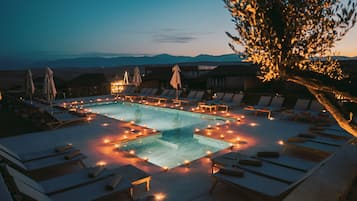 2 outdoor pools