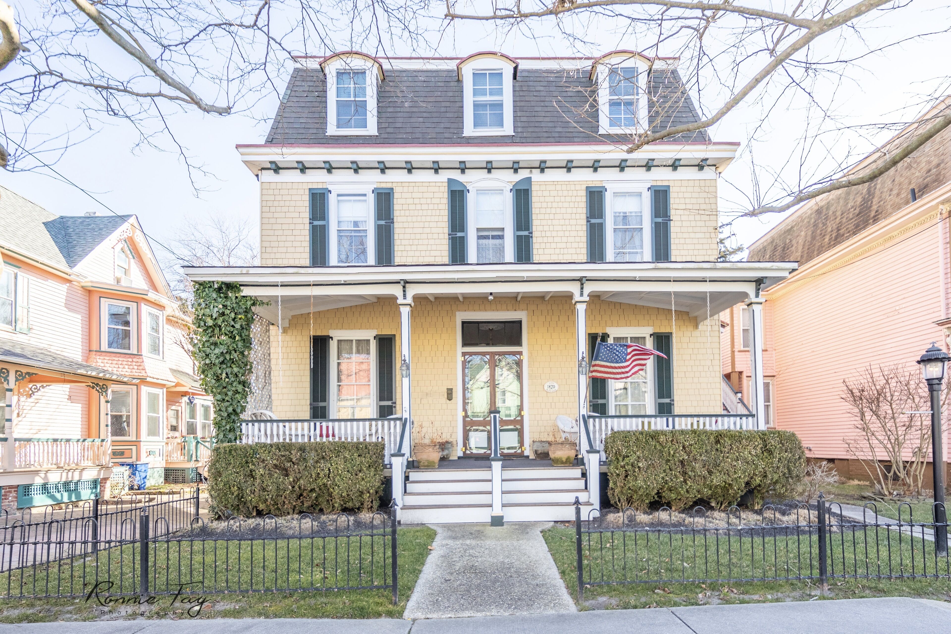 Fabulous Rental Property, “Lilly’s Butterscotch Cottage", conveniently located near Broadway Beach.