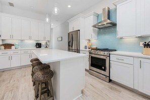 Fridge, microwave, oven, stovetop - Coastal Chic w Golf Cart, Bikes and Close to Beach (Santa Rosa Beach)