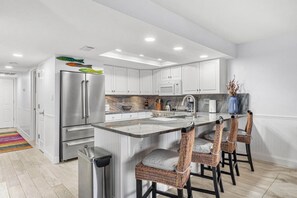 冷蔵庫、電子レンジ、オーブン、コンロ