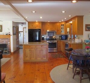 Microondas, parrilla de estufa, lavavajillas y cafetera y tetera 