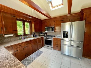 Microonde, piano cottura, lavastoviglie, macchina per tè/caffè