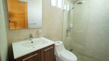 Regadera, secadora de cabello, toallas, jabón