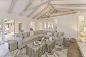 Smart TV, fireplace - 3877 Sea Esta~ Beautifully Remodeled, Near Golfing (Pebble Beach)