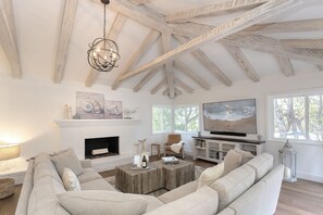 Smart TV, fireplace - 3877 Sea Esta~ Beautifully Remodeled, Near Golfing (Pebble Beach)